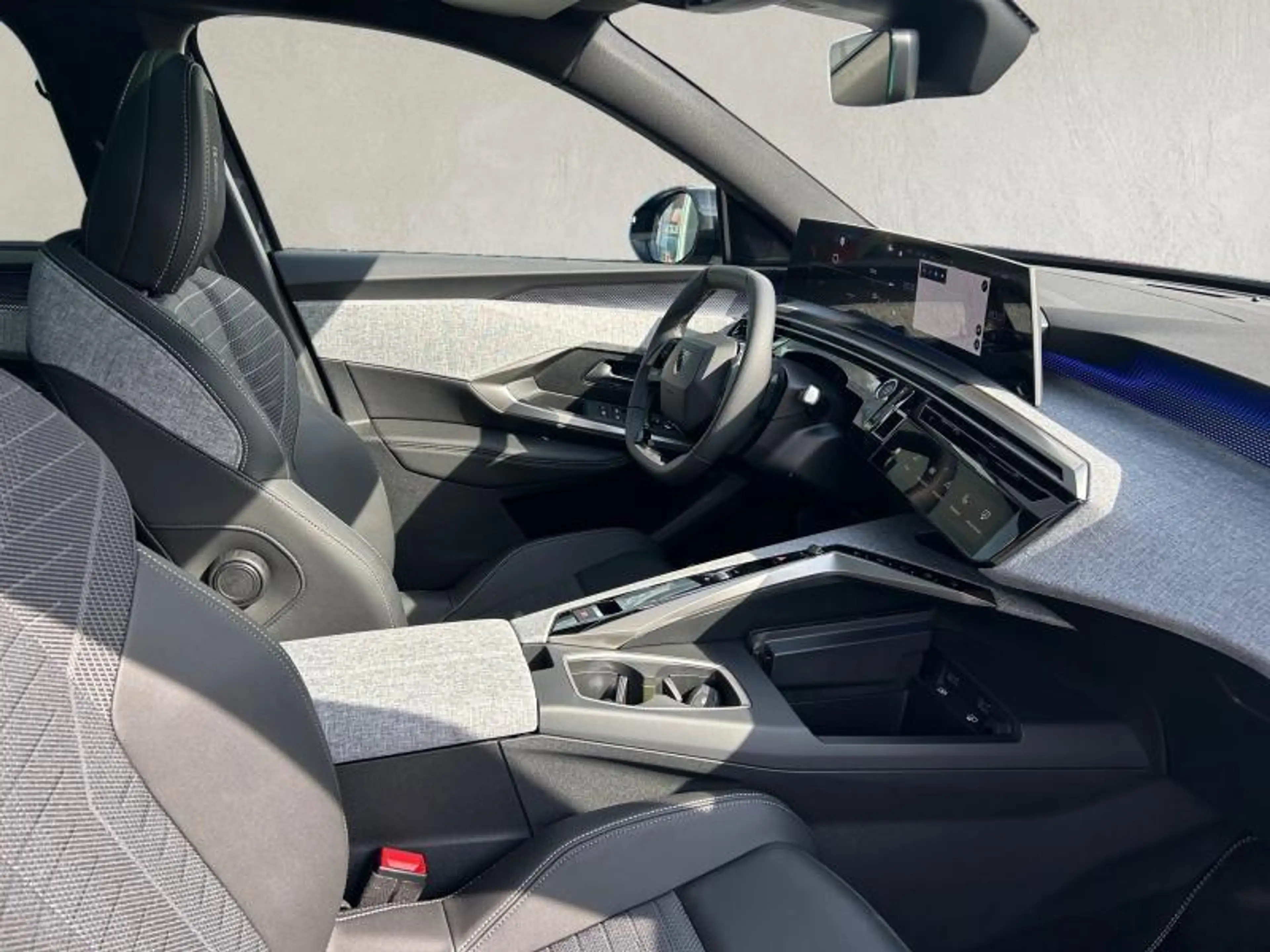 Peugeot 5008 III & e- GT — photo 14