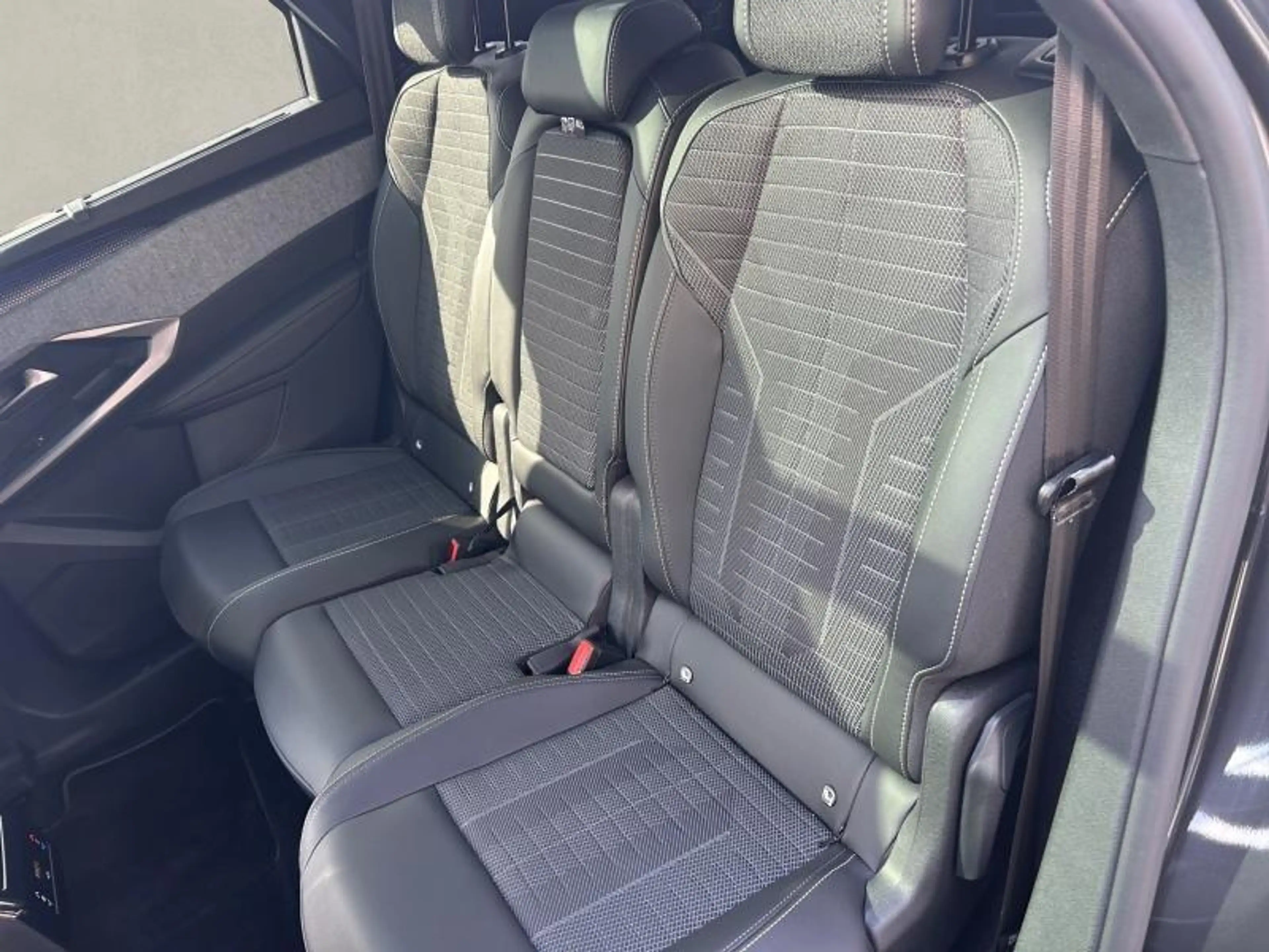 Peugeot 5008 III & e- GT — photo 13