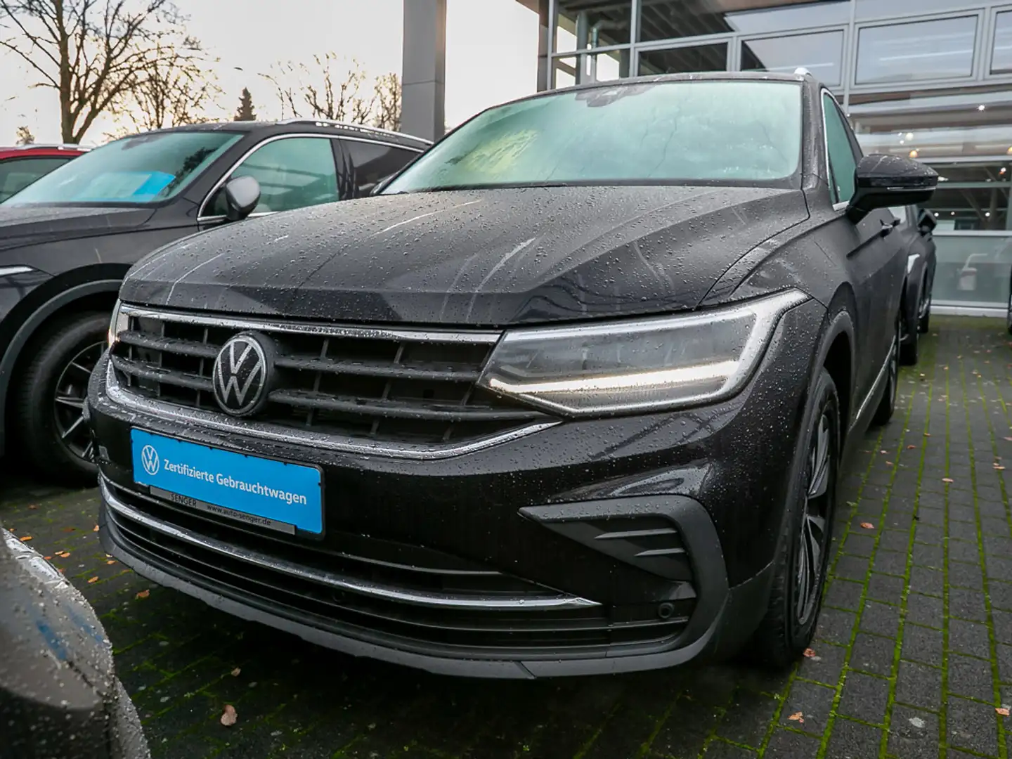 Volkswagen Tiguan 1.5 TSI Move DSG PDC SHZ ACC APP Schwarz - 2
