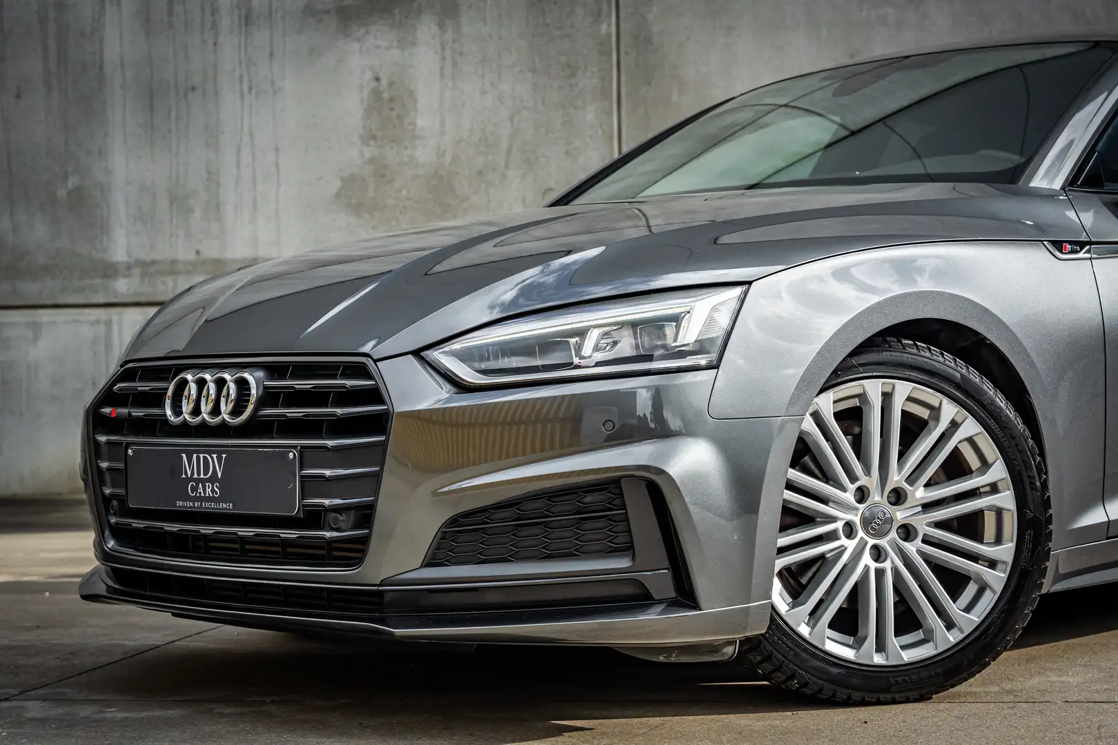 Audi A5 S-LINE 40TFSI Grijs - 2