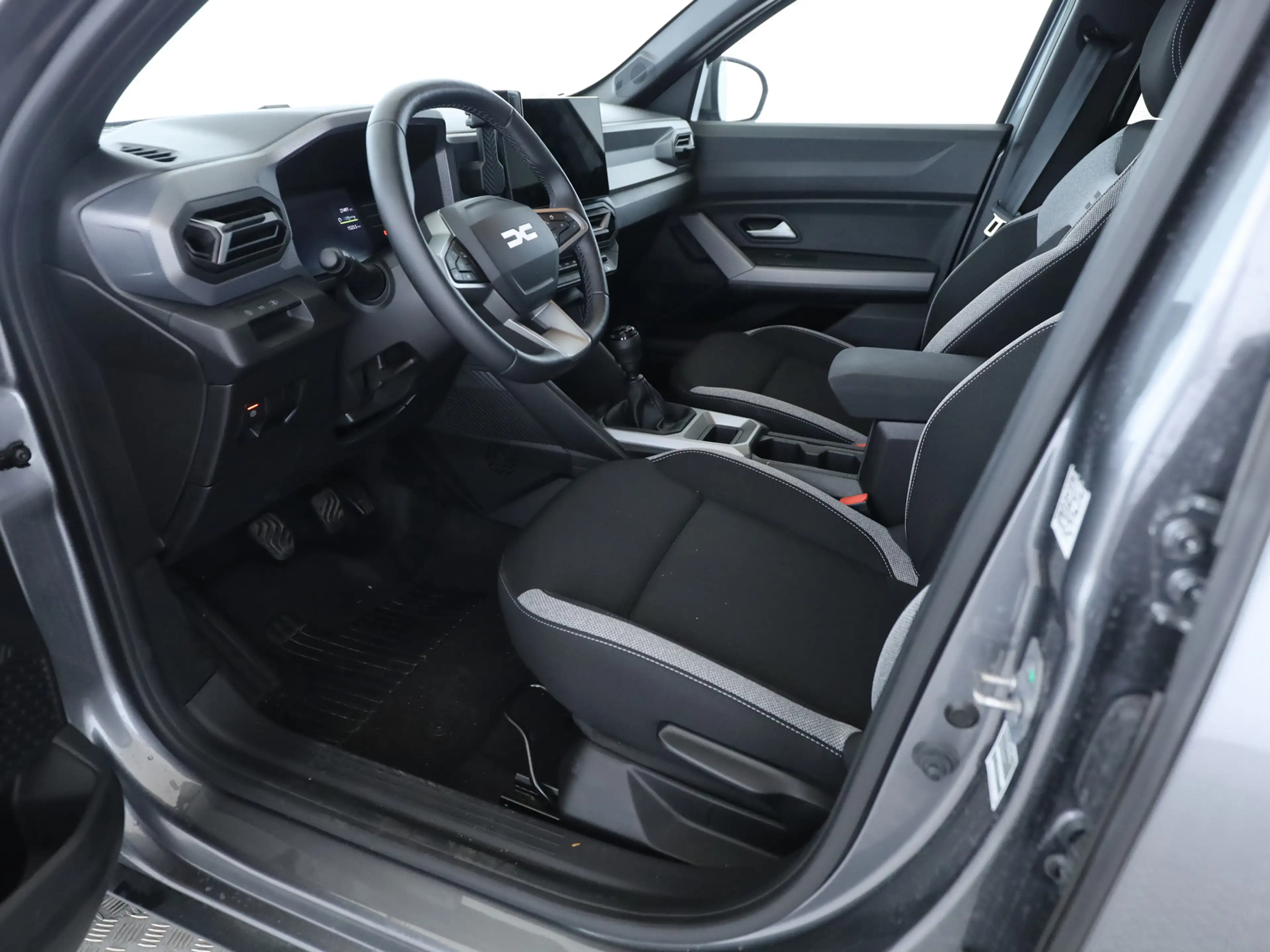Dacia Duster Neuer Journey mild hybrid 140 — photo 11