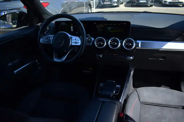 Mercedes-Benz GLB view 2