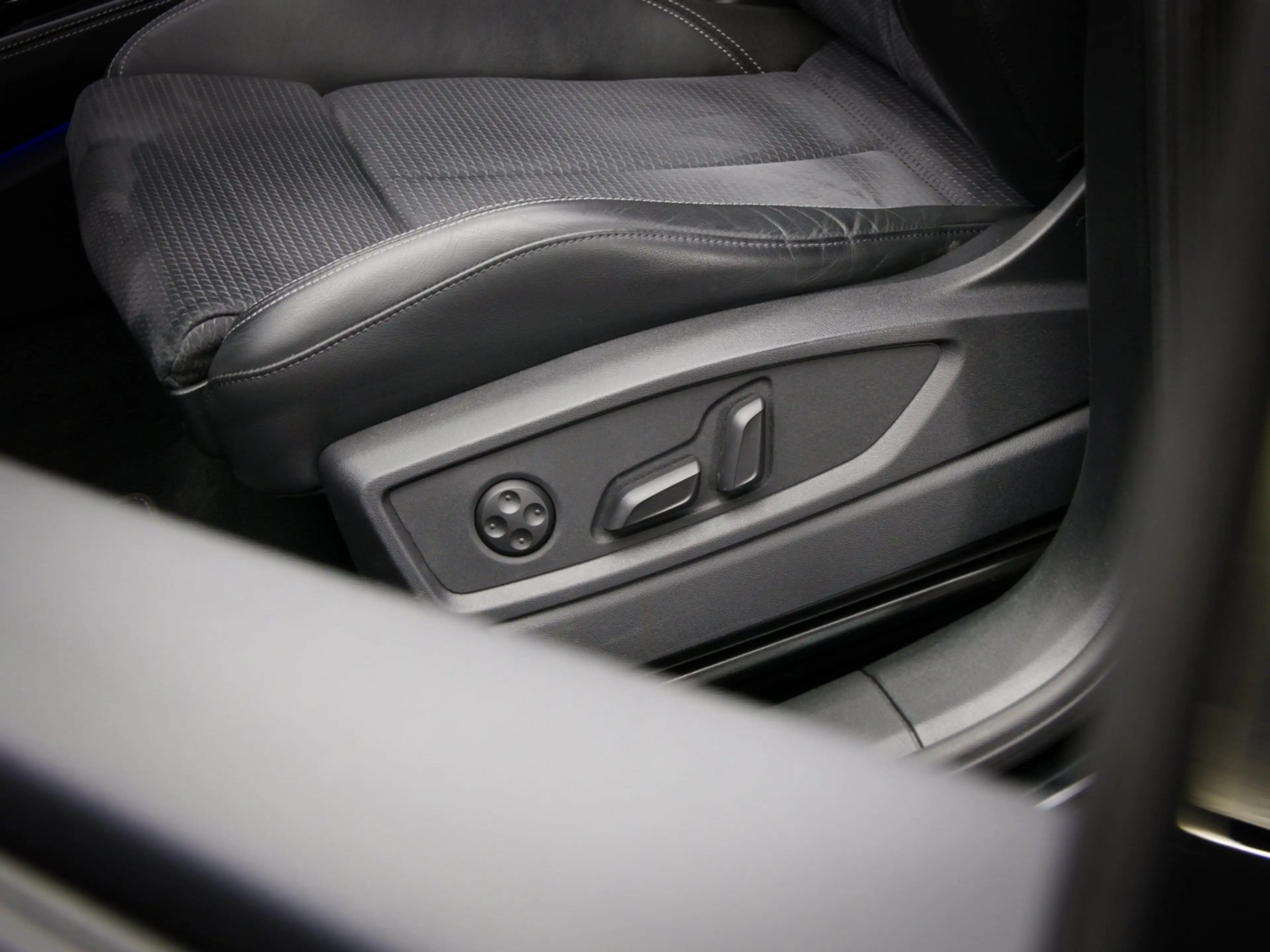 Audi Q5 55 TFSI e S-Line Edition Competition (PANO, B&O, H — photo 18