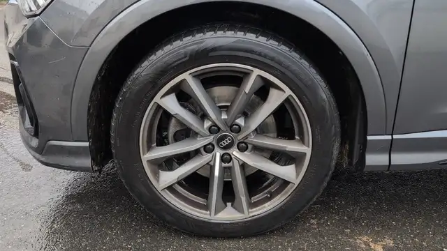 Audi Q3 view 18