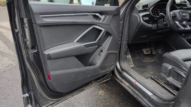 Audi Q3 view 7