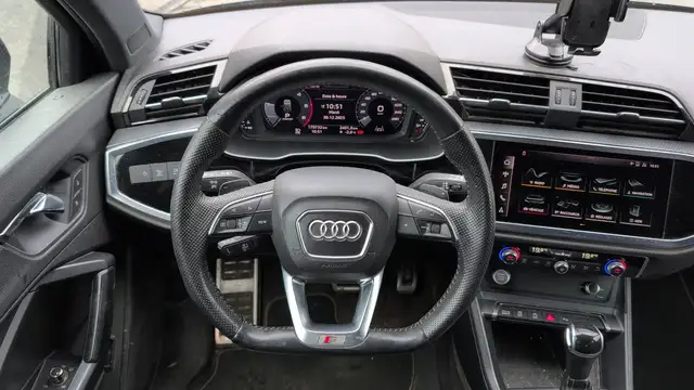 Audi Q3 view 22