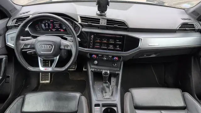 Audi Q3 view 11