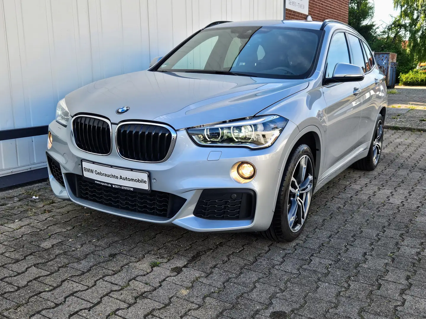 BMW X1 xDrive20d*NAVI*M-SPORT*HUD*AHK*PANORA*LED Silber - 1