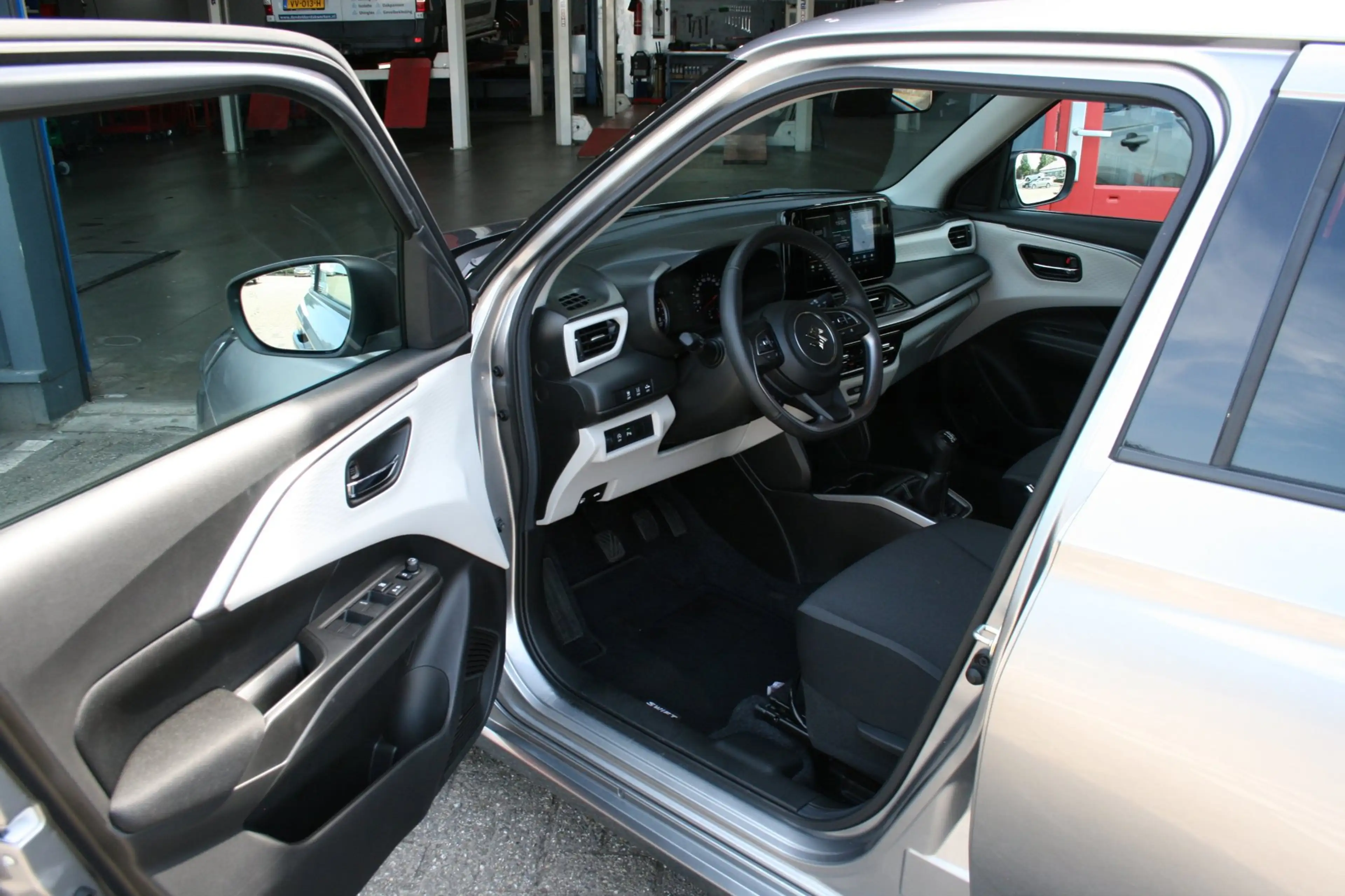 Suzuki Swift 1.2 Style Smart Hybrid — photo 32