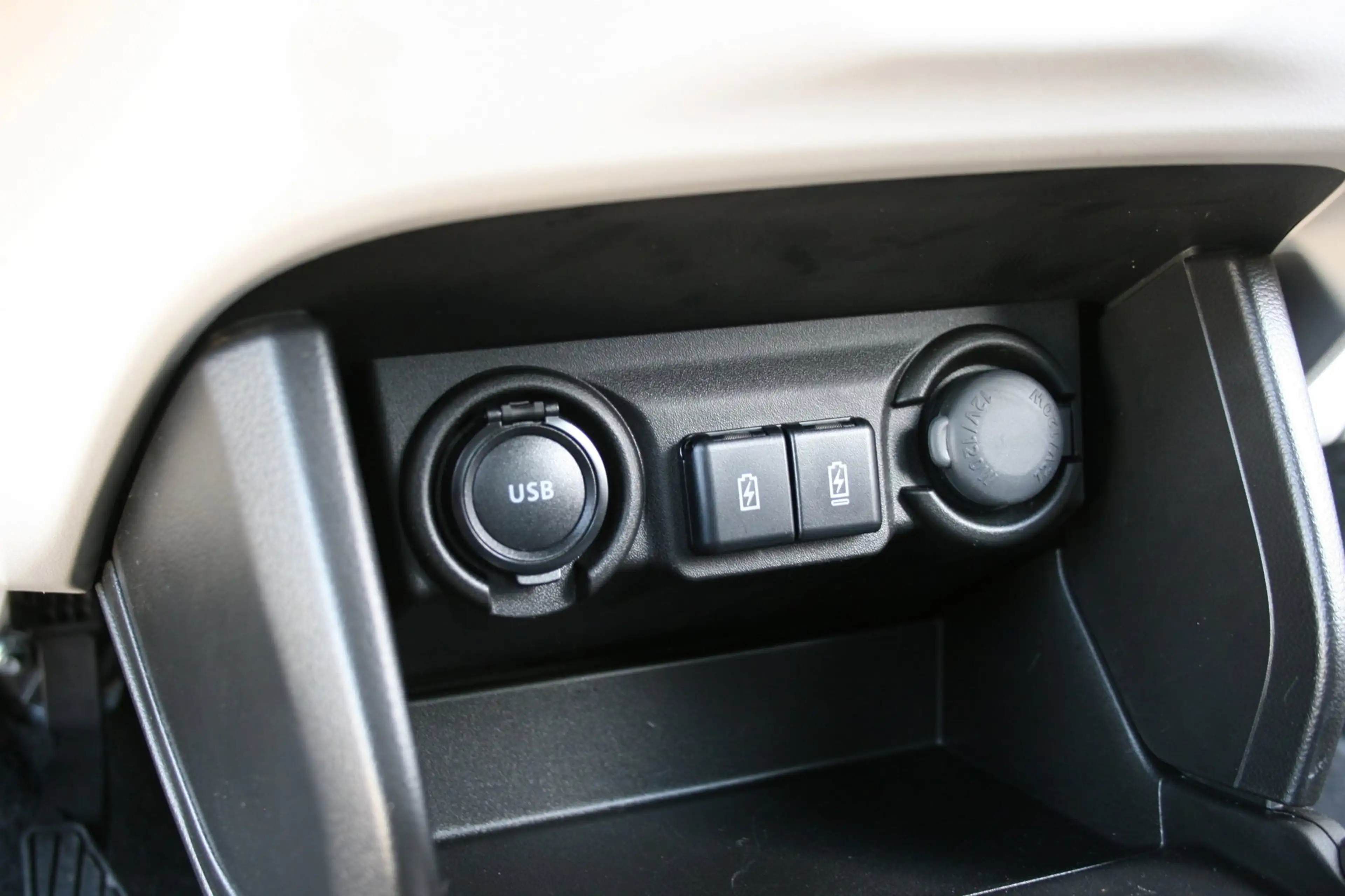 Suzuki Swift 1.2 Style Smart Hybrid — photo 27
