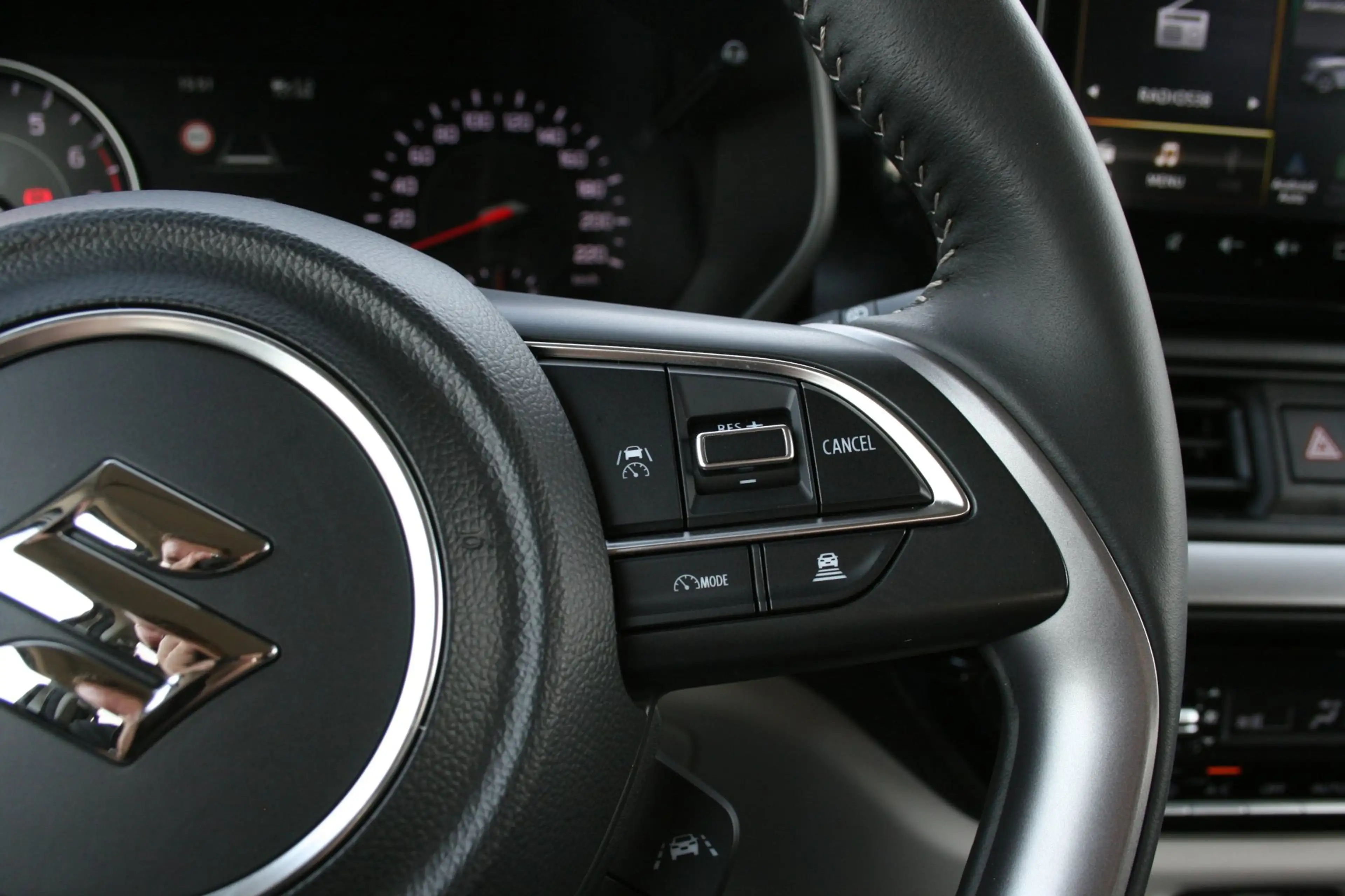 Suzuki Swift 1.2 Style Smart Hybrid — photo 31