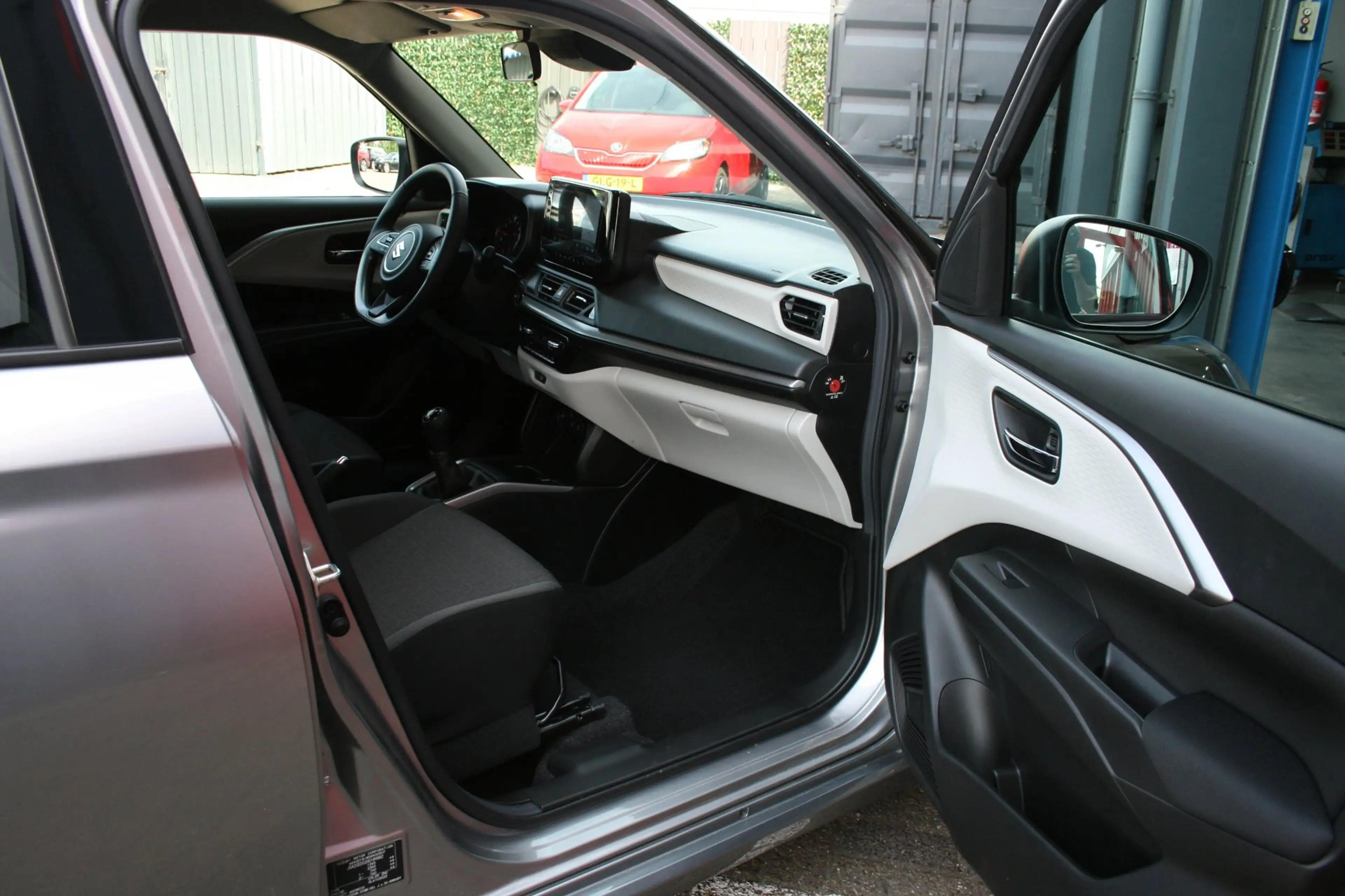 Suzuki Swift 1.2 Style Smart Hybrid — photo 33