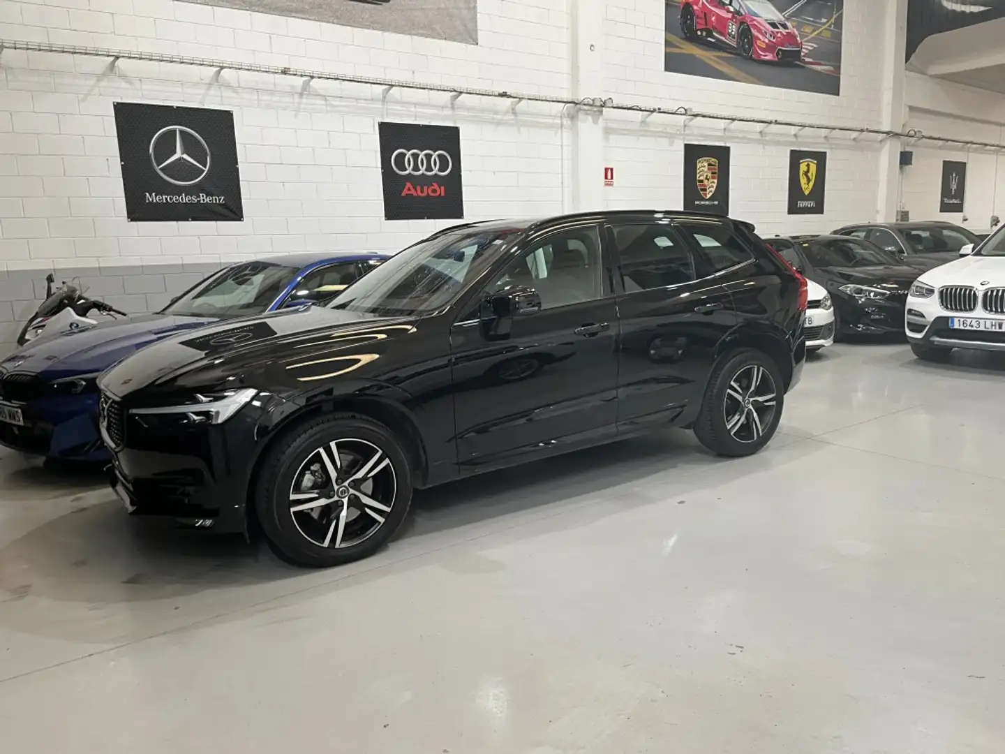 Volvo XC60 B4 R-Design FWD Aut. Negro - 2