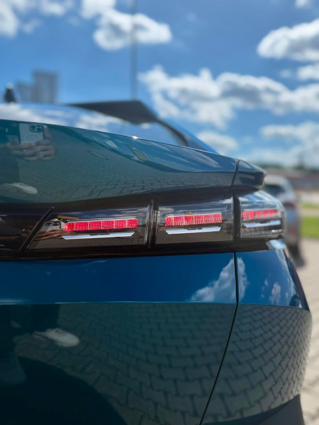 Peugeot 408 Allure Hybrid 145PS e-DSC6 *360° KAMERA* — photo 11