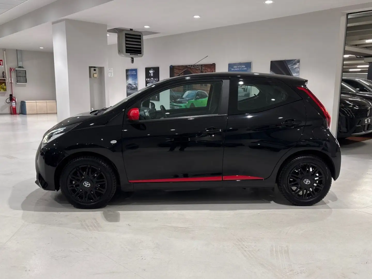 Toyota Aygo Connect 1.0 VVT-i x-fun Noir - 2