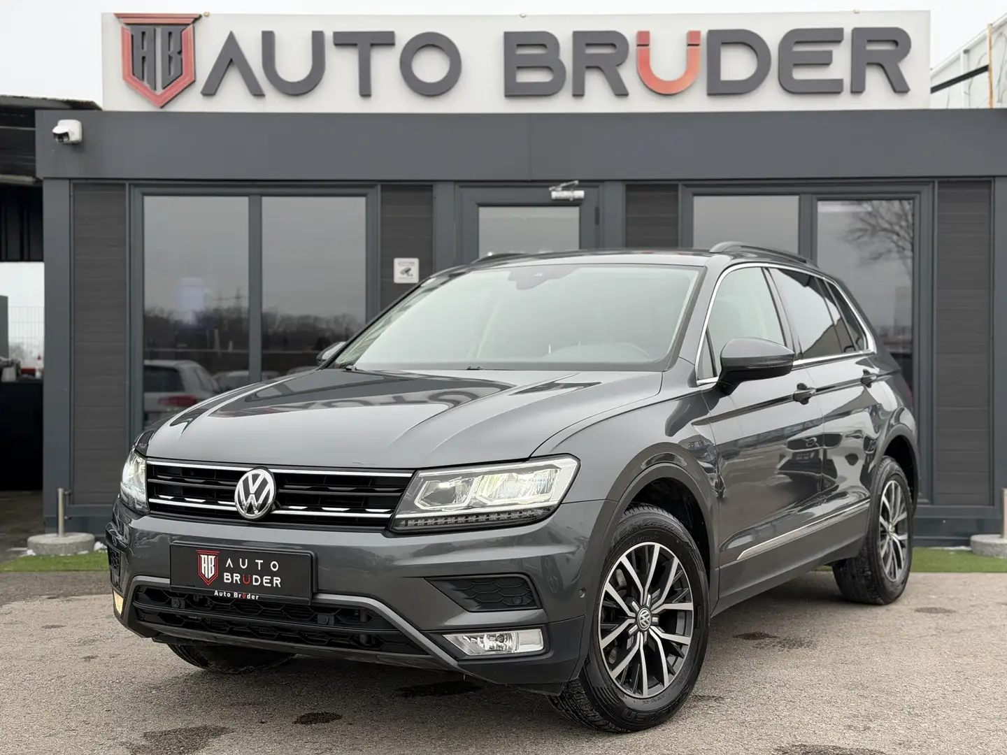 Volkswagen Tiguan Comfortline 2.0TDI  BMT 4Motion DSG Grau - 2