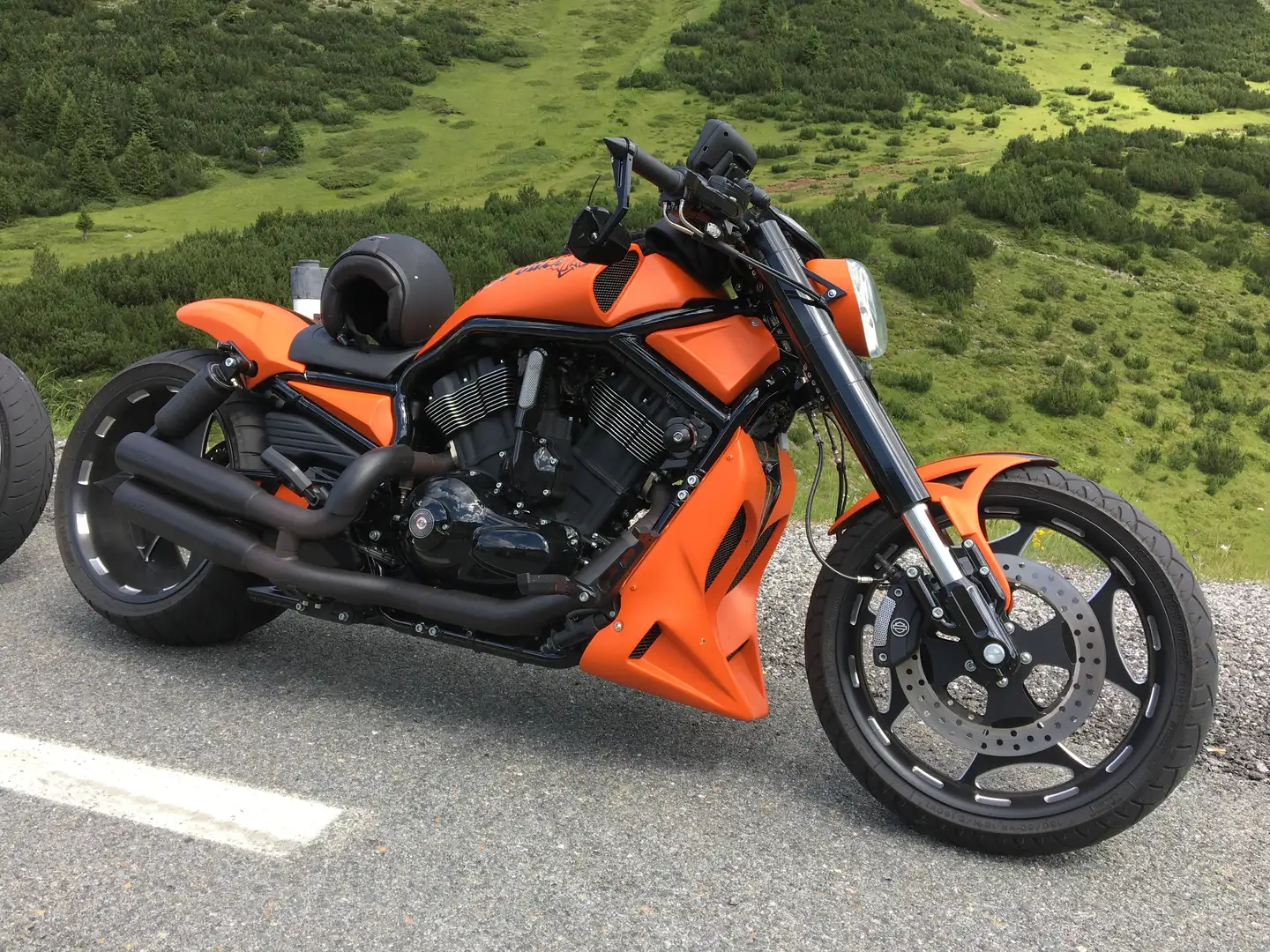 Harley-Davidson 1200 Custom narančasta - 1