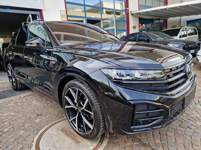Volkswagen Touareg view 2