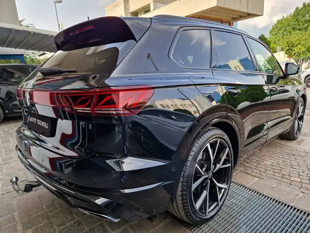 Volkswagen Touareg view 3