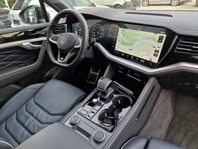Volkswagen Touareg view 8