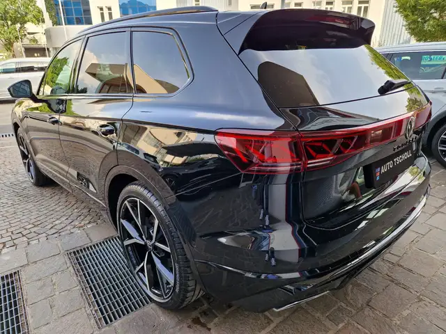 Volkswagen Touareg view 4