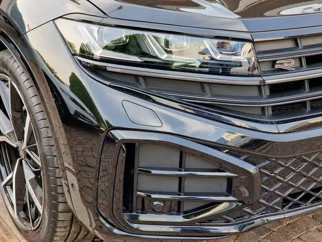 Volkswagen Touareg view 6