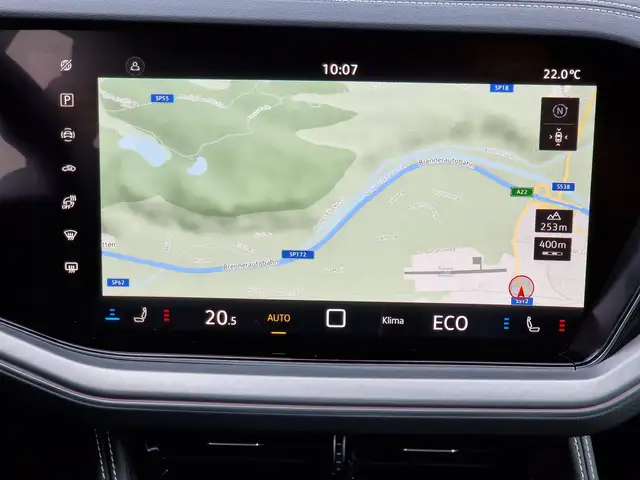 Volkswagen Touareg view 14