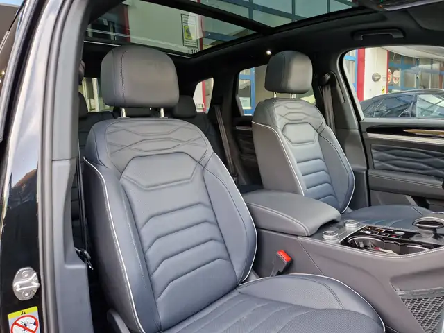 Volkswagen Touareg view 9