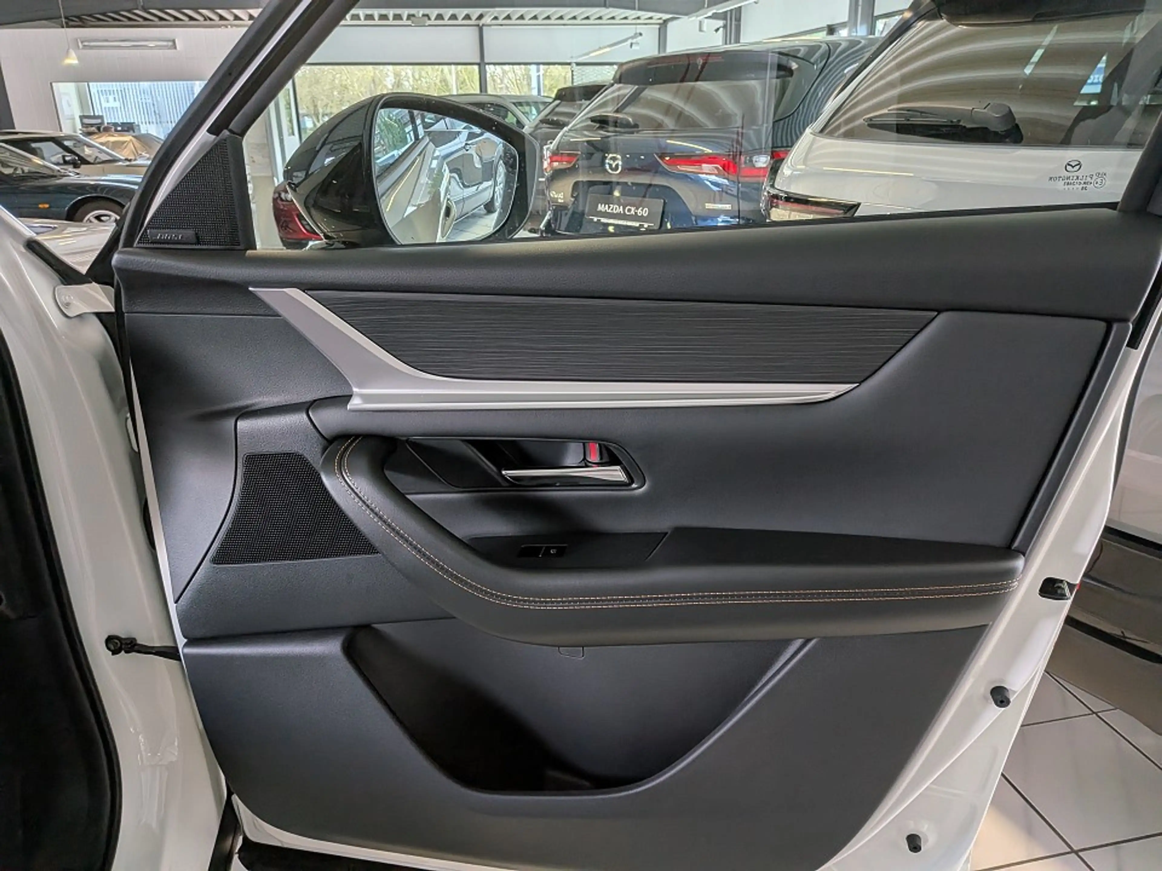 Mazda CX-60 2.5L e-SKYACTIV PHEV 327ps Homura Plus — photo 12