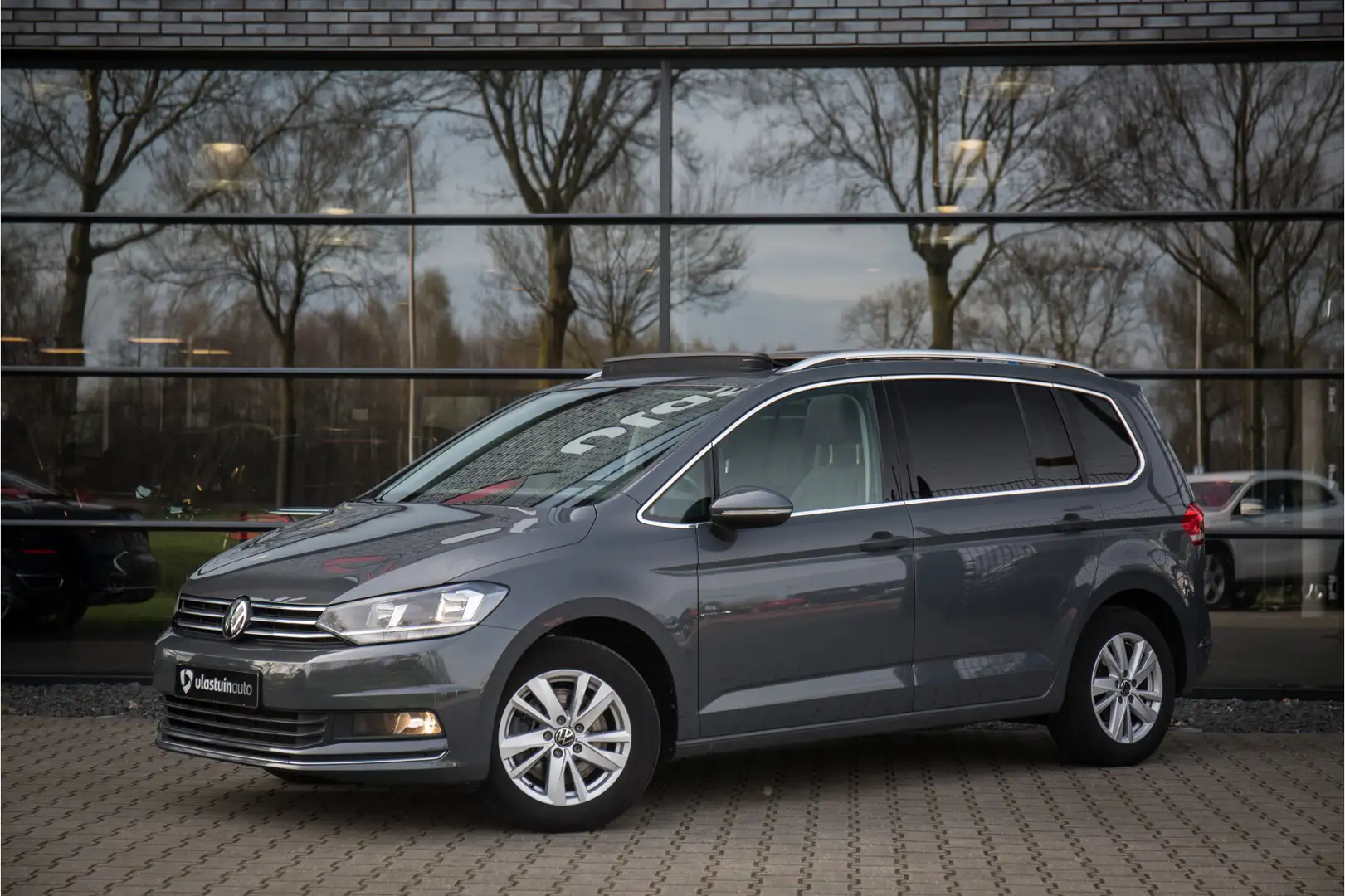 Volkswagen Touran 1.5 TSI Highline 7p , Pano dak, Trekhaak, Adap. cr Grijs - 2