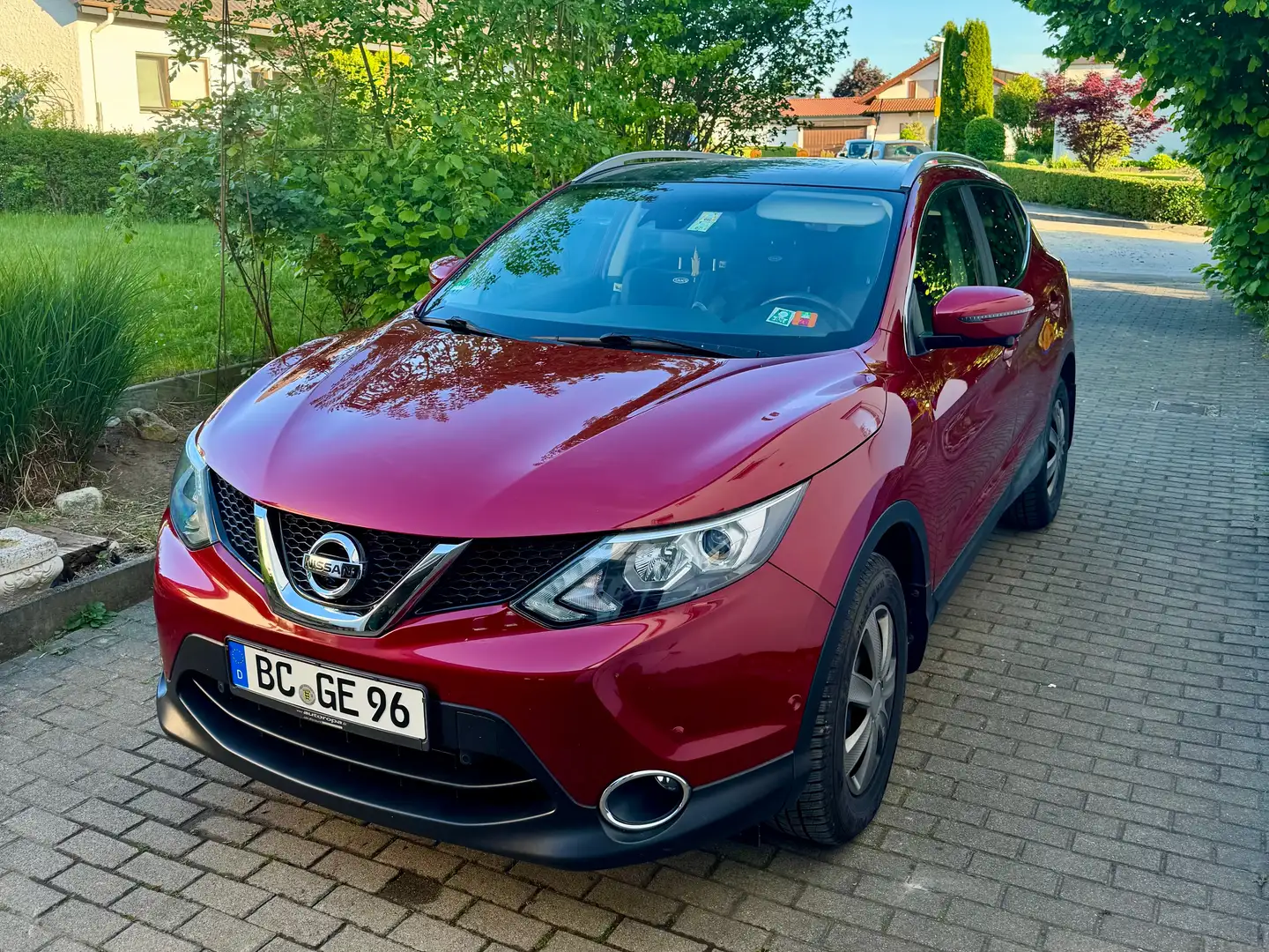 Nissan Qashqai 1.6 dCi Xtronic TEKNA *PanoDach* *S/WReifen* Rot - 1