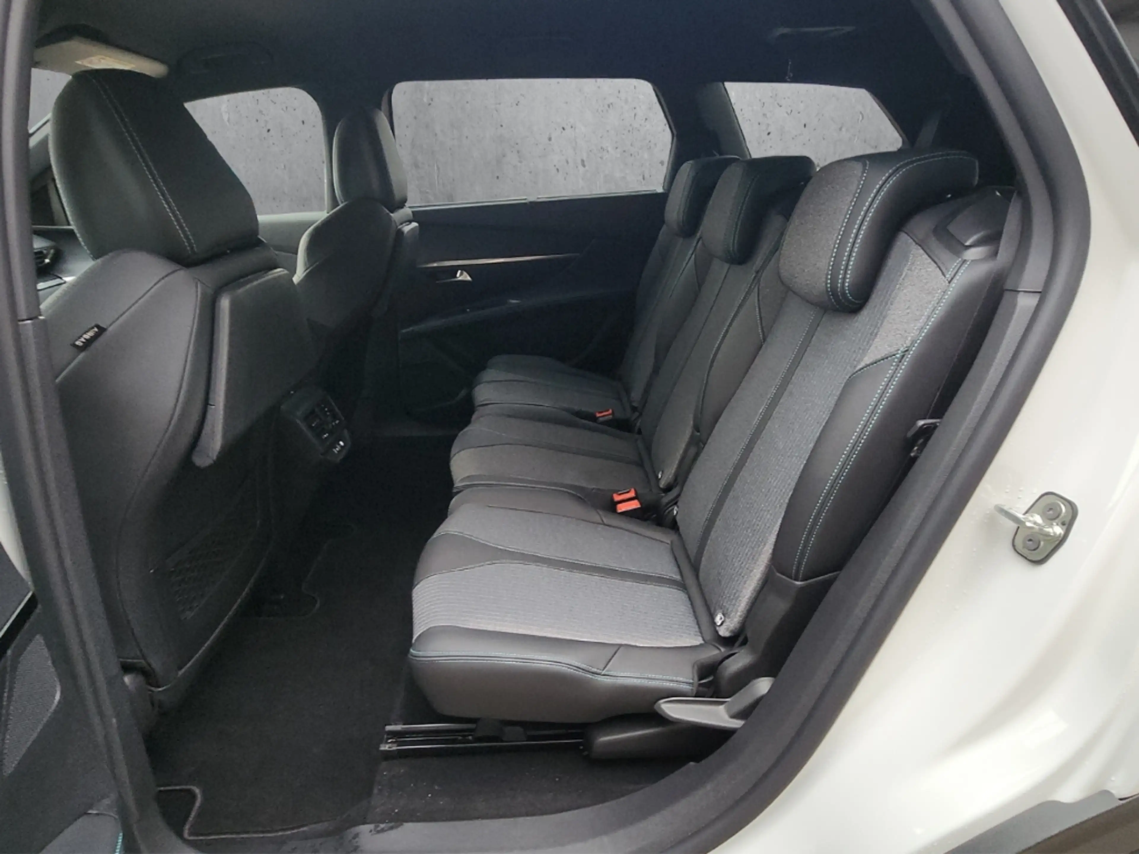 Peugeot 5008 Hybrid Allure Pack HYBRID 136 e-DSC6 7-Sitzer — photo 8