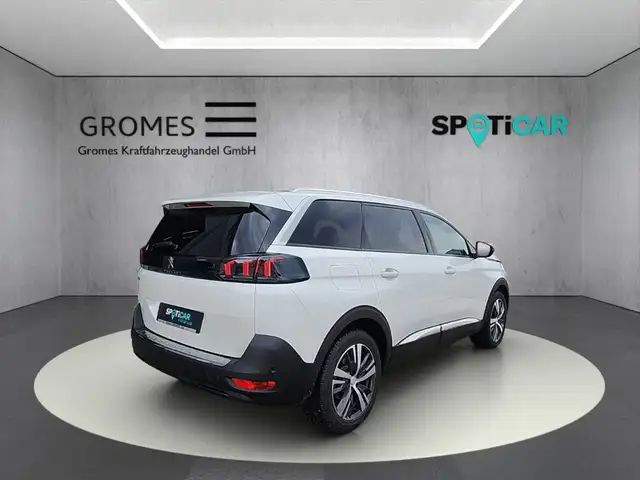 Peugeot 5008 view 3