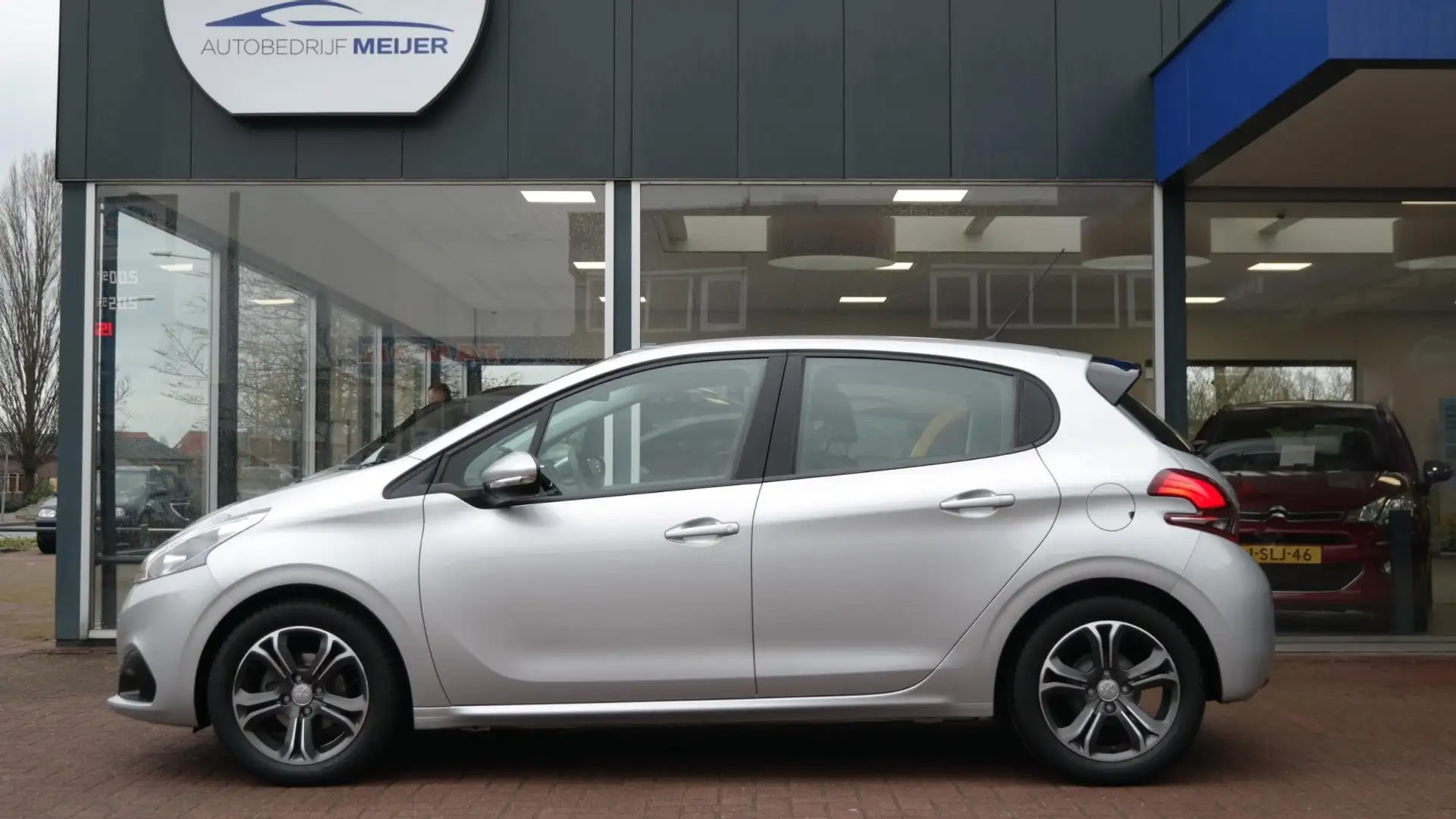 Peugeot 208 1.2 PureTech Blue Lion | 5deurs | 136.000km | Vol Grijs - 2