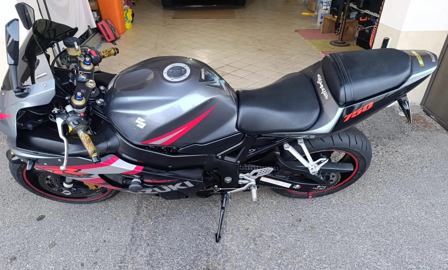 Suzuki GSX-R 750 siva - 1