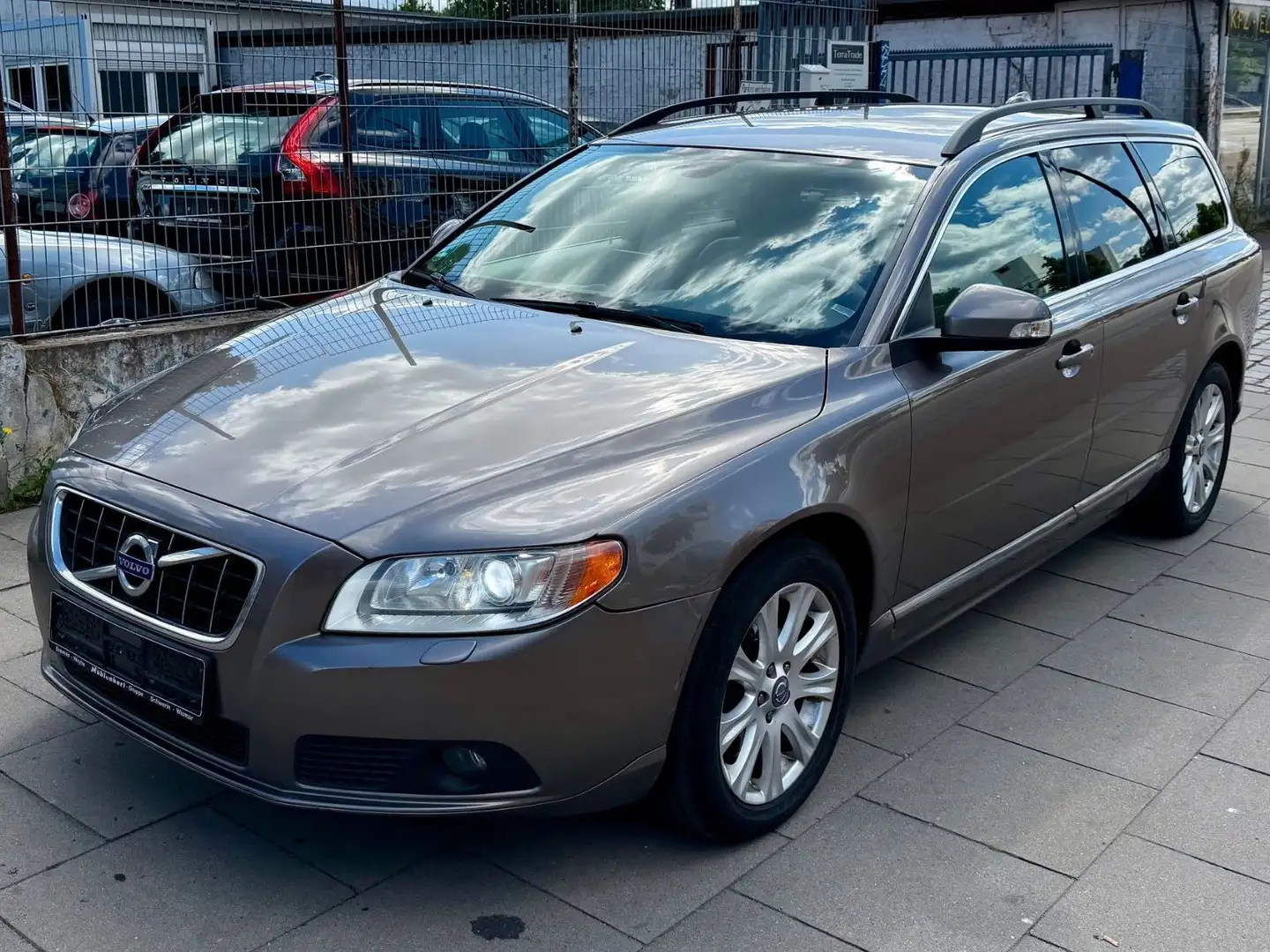 Volvo V70 Kombi Momentum / Automatik/ TÜV 07.26 Grau - 1