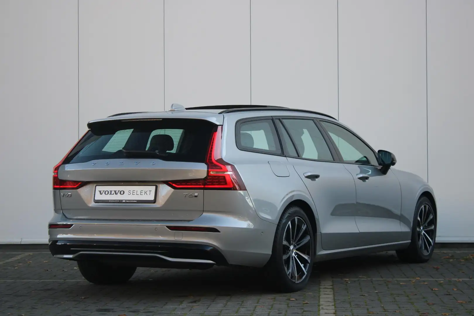 Volvo V60 T6 Plug-in hybrid AWD Plus Dark | Adaptive Cruise Grijs - 2