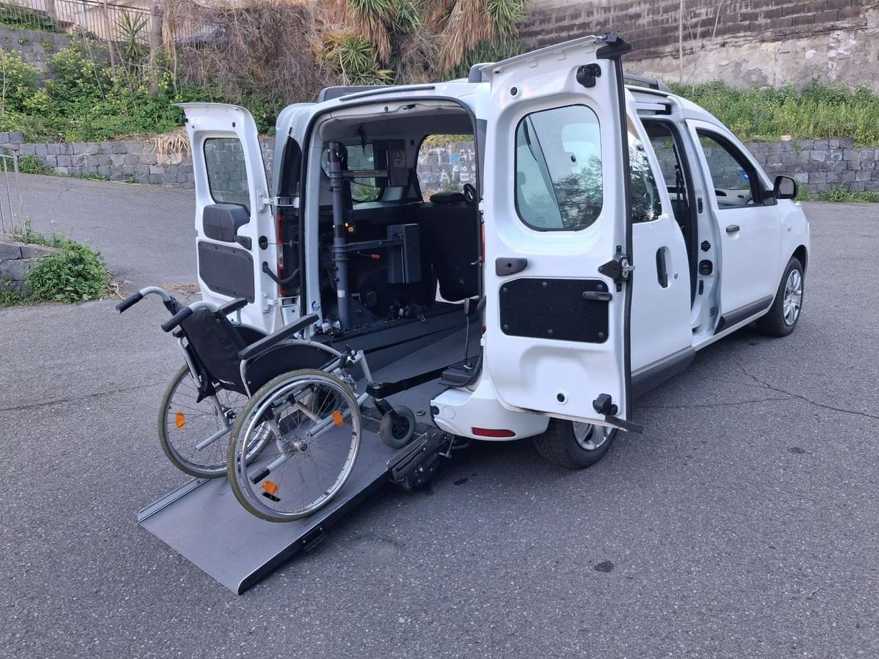 Dacia Dokker pianale ribassato con rampa disabili in carrozzina