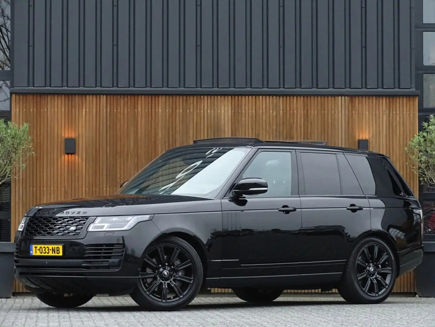 Land Rover Range Rover P400e 404PK LED / VOGUE / BTW Zwart - 1