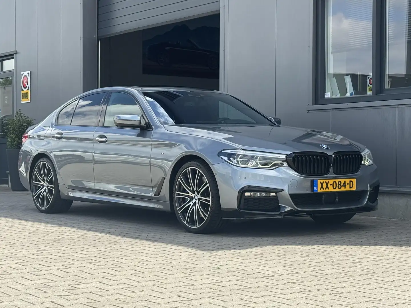 BMW 540 5-serie 540i High Executive 340 PK | M sport | 360 Grijs - 2
