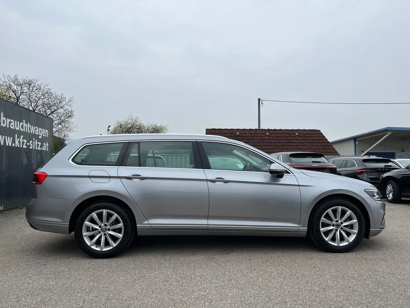 Volkswagen Passat Variant Business 2,0  TDI DSG Silber - 2