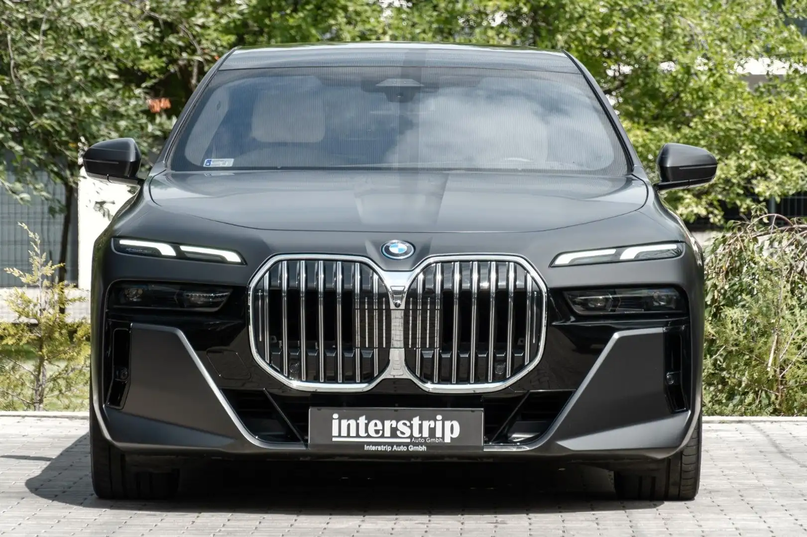 BMW 750 e M SPORT.SKY.SOFTC.B&W.DR.ASS.360.INDIVIDUAL Grau - 2