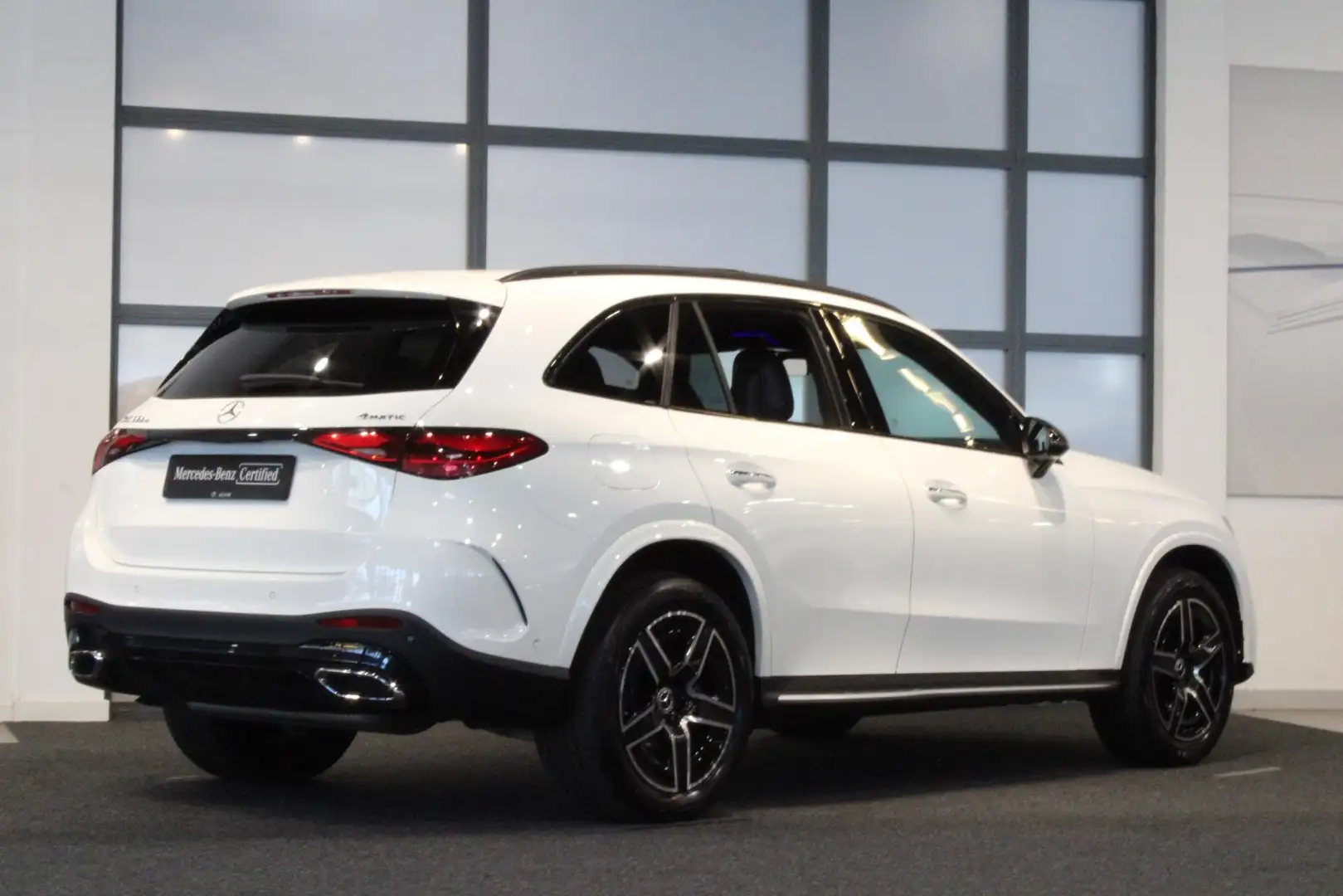 Mercedes-Benz GLC 300 300e 4MATIC AMG Line Premium | Panorama dak | Rij Wit - 2