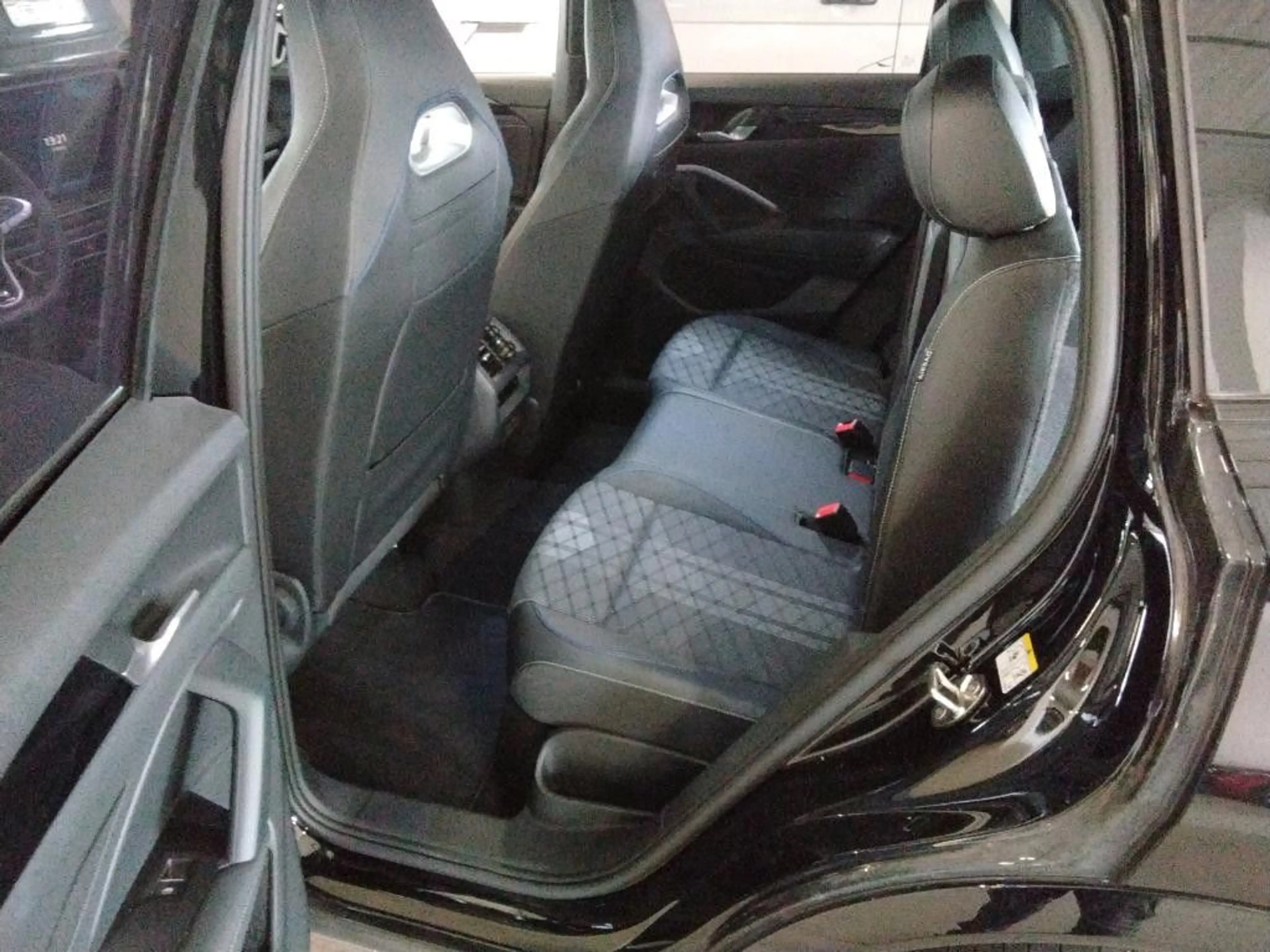 Volkswagen Tiguan 2.0 TDI DSG 3 x R-Line * Black *Pano/3D — photo 6