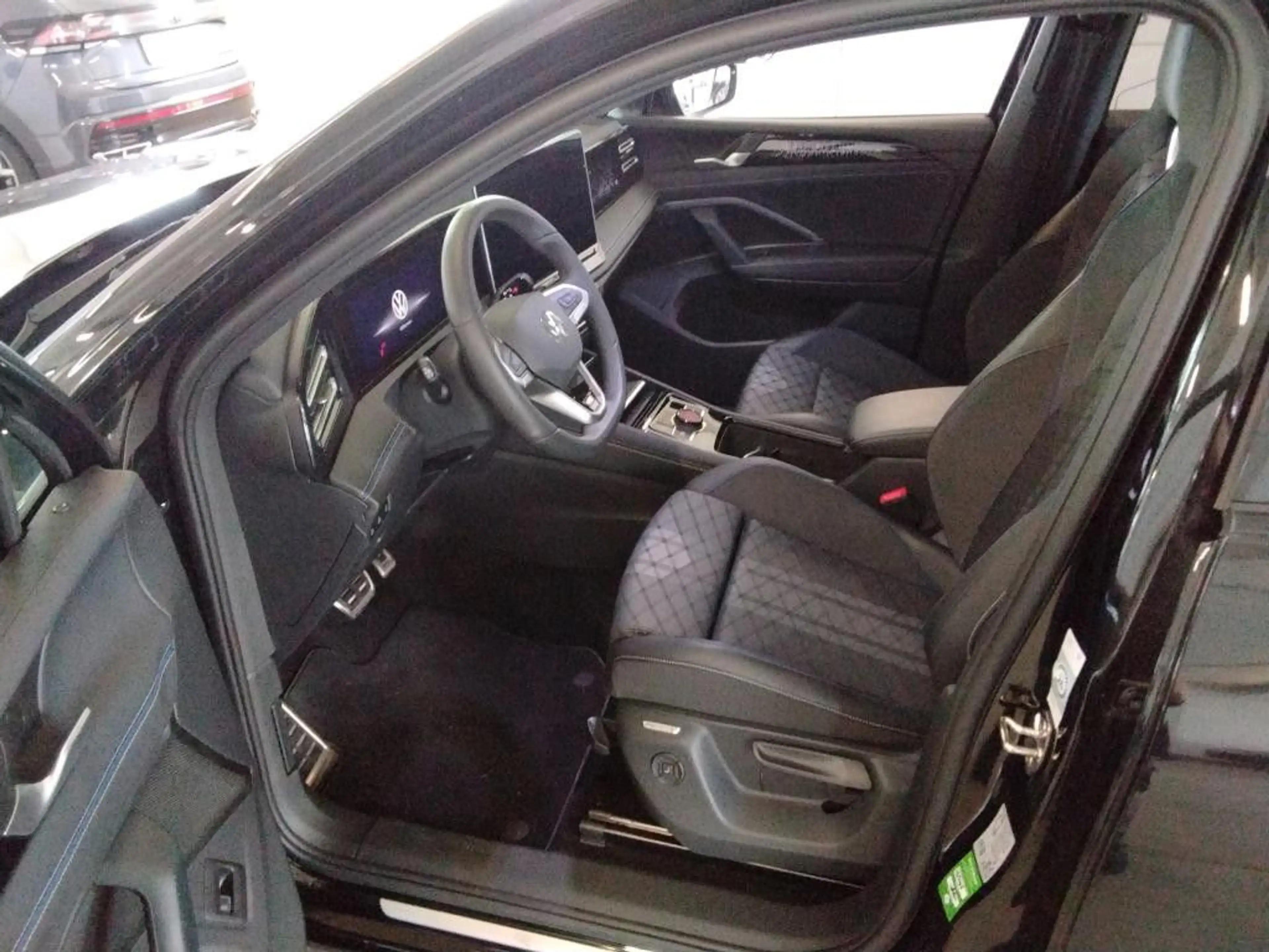 Volkswagen Tiguan 2.0 TDI DSG 3 x R-Line * Black *Pano/3D — photo 5