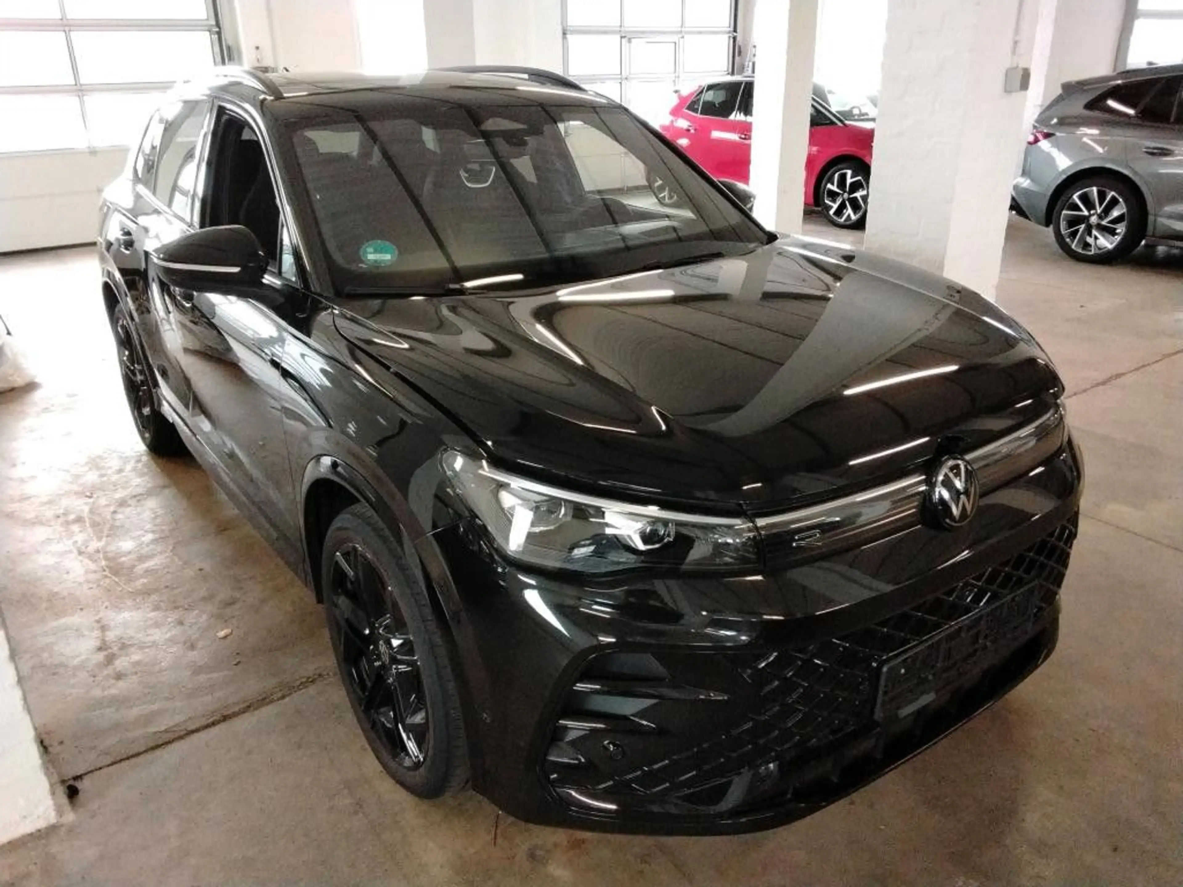 Volkswagen Tiguan 2.0 TDI DSG 3 x R-Line * Black *Pano/3D — photo 2