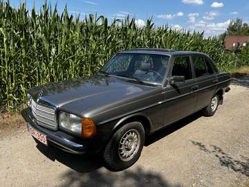 W123 200 benzine M102 Full service book
