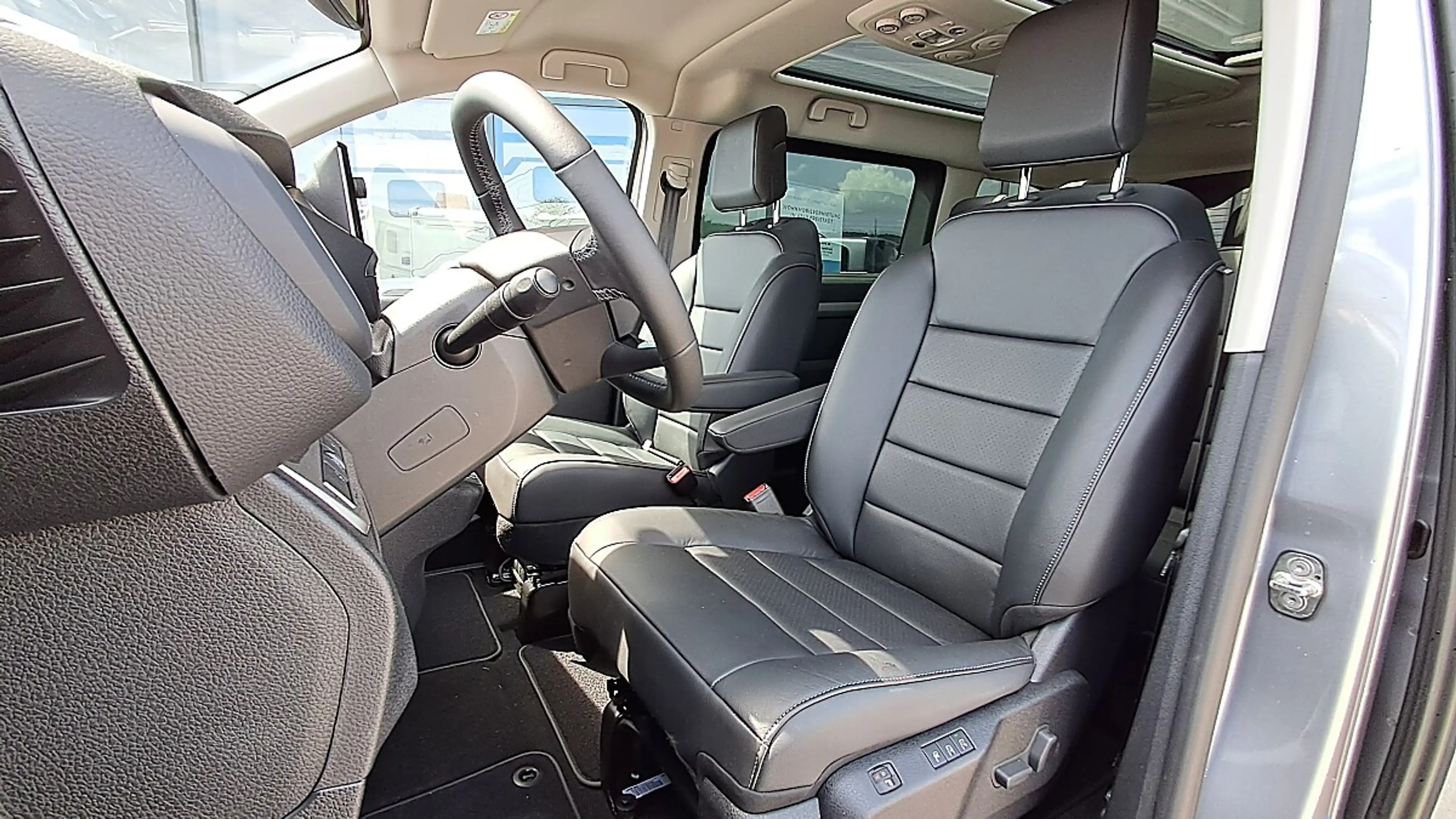 Peugeot Traveller Premium BlueHDi 180 Standard EAT8 — photo 11