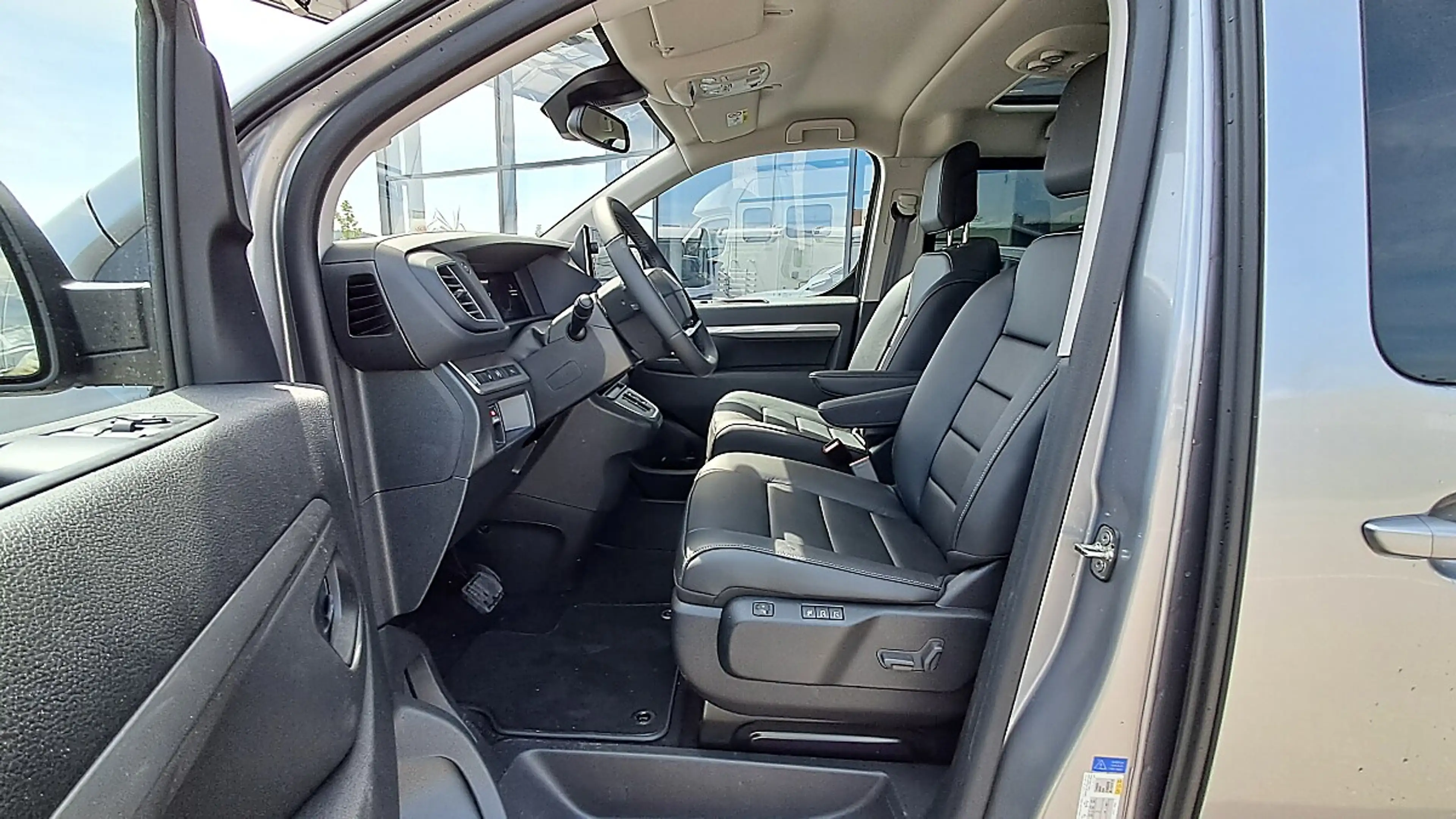 Peugeot Traveller Premium BlueHDi 180 Standard EAT8 — photo 10