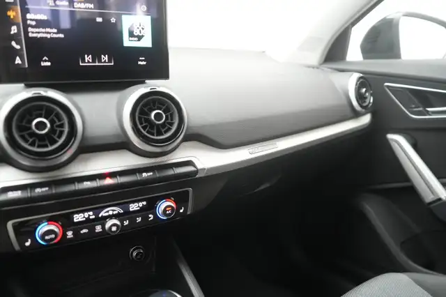 Audi Q2 view 24